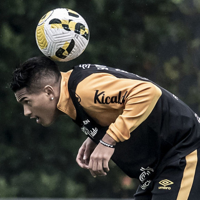 angelo-do-santos-26092022190815843.jpeg Santista Ângelo (foto) ou Vitor Roque, do Furacão: aos 17 anos, eles querem brilhar