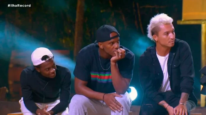 Participantes discutem durante dinâmica no "Ilha Record"