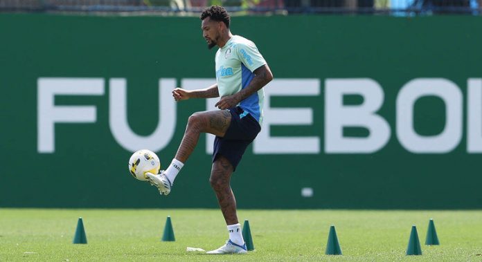Jailson realiza treino separado na Academia de Futebol do Palmeiras em recuperação física