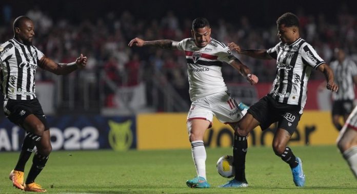 Luciano (centro) em duelo contra o Ceará