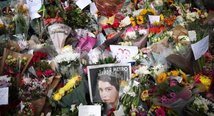 Flores são deixadas no Palácio de Buckingham, após a morte da rainha Elizabeth  2ª