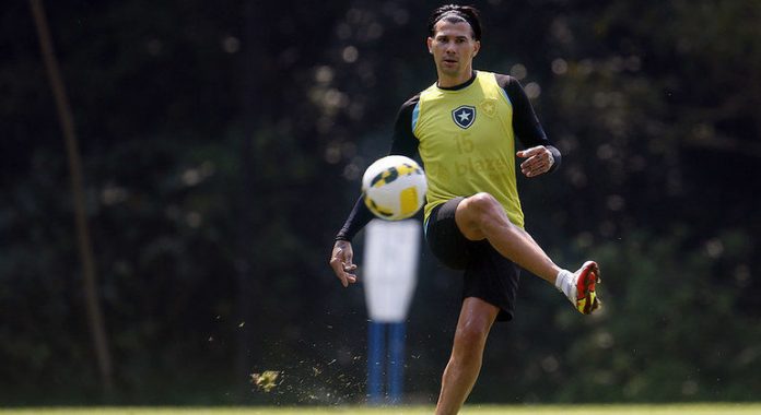 Victor Cuesta em atividade pelo Botafogo no CT Lonier