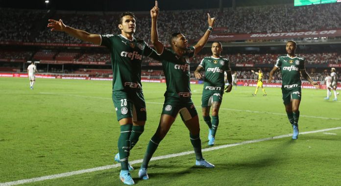 Jogadores do Palmeiras comemoram o gol marcado diante do São Paulo no Morumbi