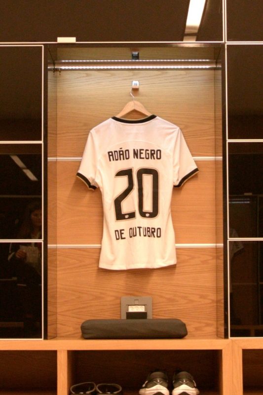 adao-negro-jogo-corinthians-acao-promocional-1-533x800.jpg