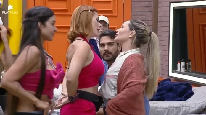 Em "A Fazenda", Deborah acusa Pétala de espionagem: "jogadinha baixa"
