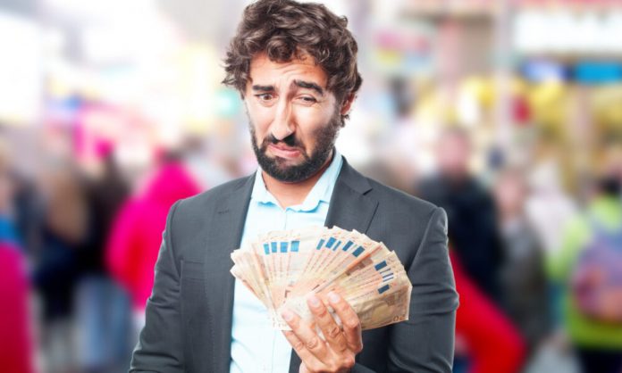 homem-com-dinheiro-triste