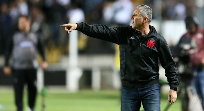 Jorginho celebrou a grande vitória do Vasco sobre o Operário