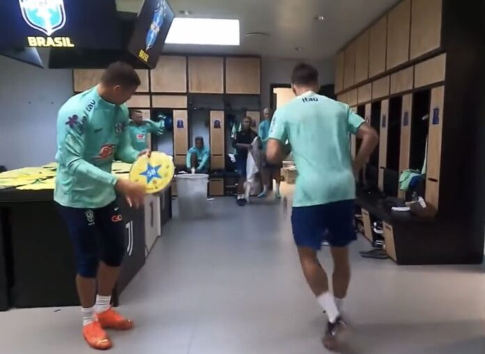 Jogadores-brasileiros-tocando-samba-no-vestiario-da-Selecao-Brasileira.jpg Jogadores brasileiros tocando samba no vestiário da Seleção Brasileira