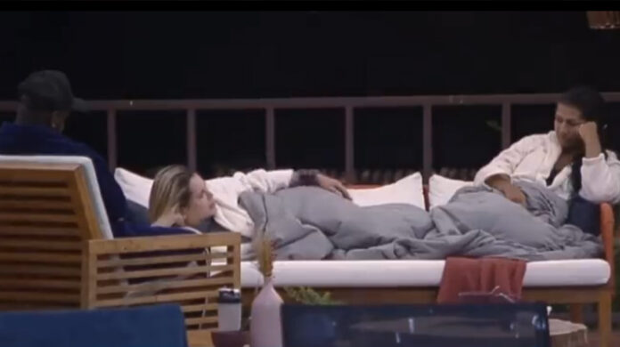 Em "A Fazenda", Deolane se preocupa com Deborah: "Cara de tristeza"