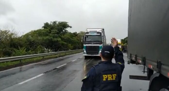 bloqueios3.jpg Hoje, viaturas da PRF foram apedrejadas em operações no Pará e uma criança passou mal