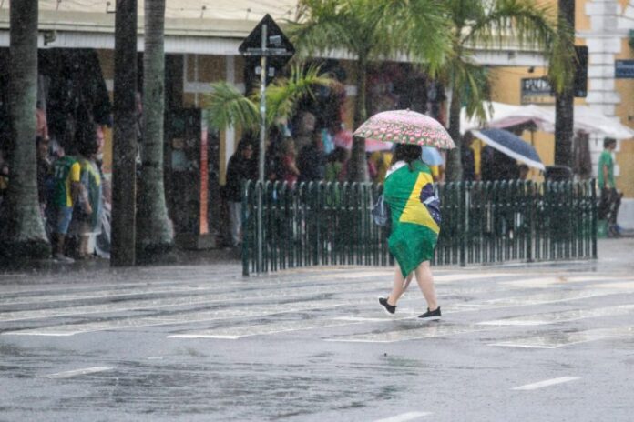 Comemoração mais comportada pelo horário do jogo e pela chuva – Foto: Leo Munhoz/ND