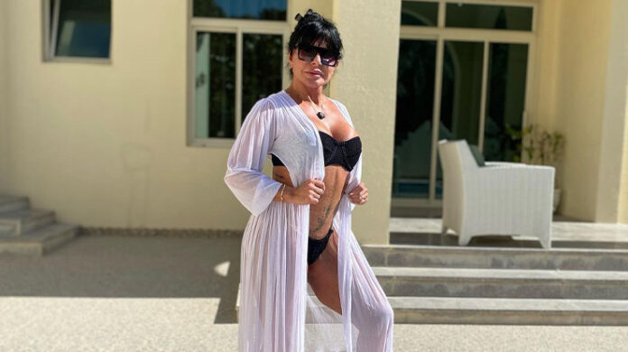 No Catar, Gretchen publica foto de bíquini: "Tomando sol escondida"