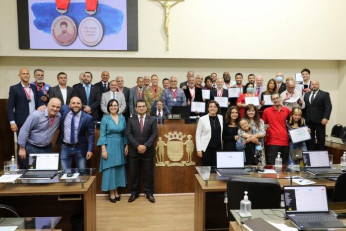 Legislativo da Capital homenageou 25 personalidades da Capital – Foto: CMF/Divulgação/ND