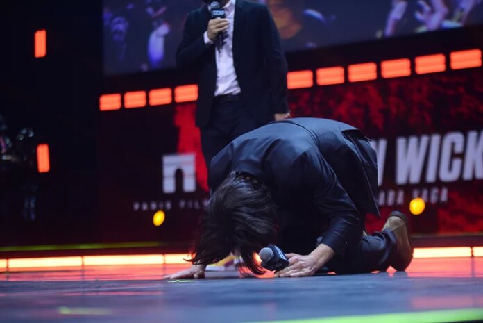 CCXP22: Keanu Reeves agradece de joelhos o carinho do público no Brasil