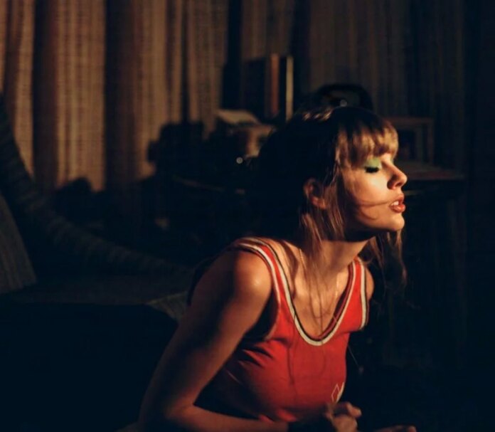 Taylor-Swift-2022-800x698.jpg