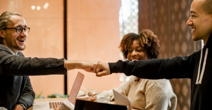 Pesquisa do Linkedin revela que homens ainda saem na frente quando o assunto é networking 