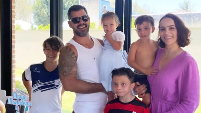 Letícia Cazarré com a sua família – Foto: Reprodução/Instagram