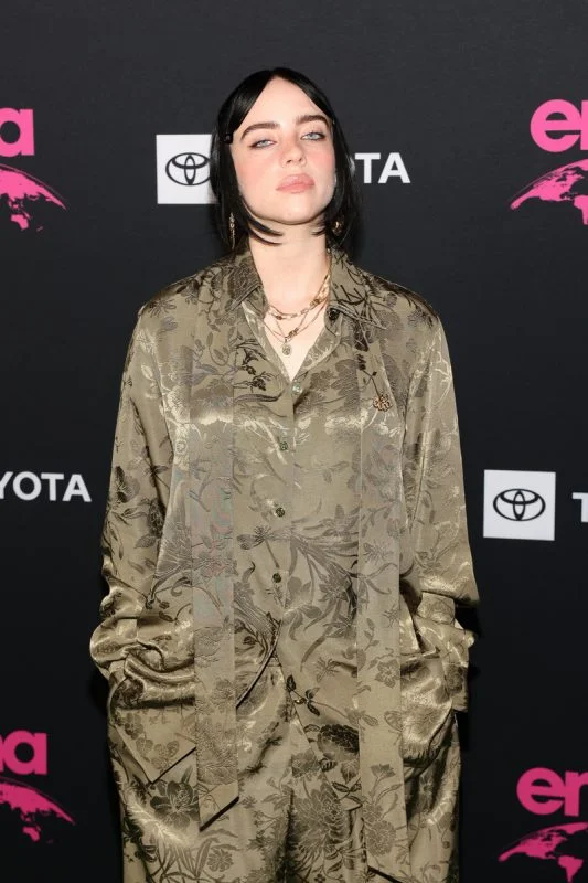 billie-eilish-compartilha-foto-estudio-1-533x800.jpg