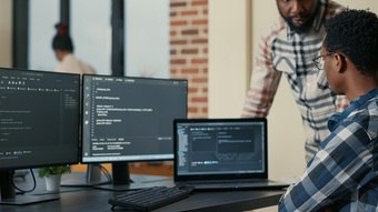 dois-homens-pretos-trabalham-como-desenvolvedores-de-software-28122022160444430.jpeg