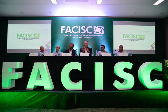 Sérgio Rodrigues Alves, presidente da Facisc, fala durante evento com o governador – Foto: Roberto Zacarias/SECOM/ND