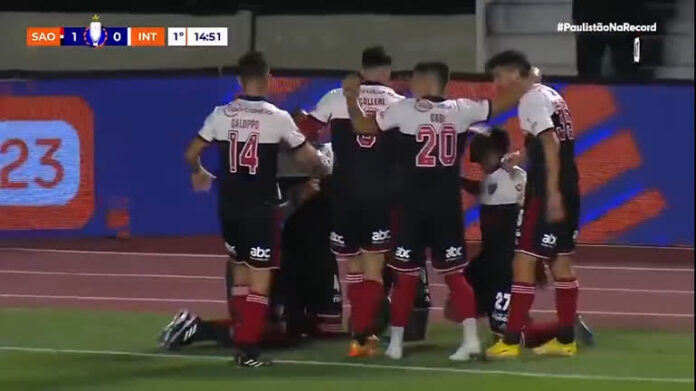 Caio Paulista abre o placar para o São Paulo contra Caio Paulista abre o placar para o São Paulo contra a Inter de Limeira