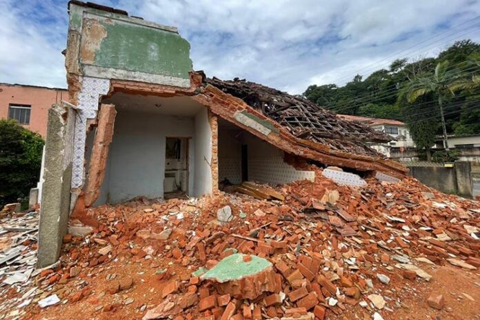 Casa afetada pela explosão no Santa Terezinha desaba um mês após acidente