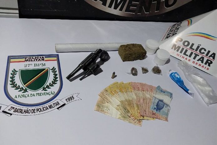 Homem é preso com arma e buchas de maconha em Homem é preso com arma e buchas de maconha em JF
