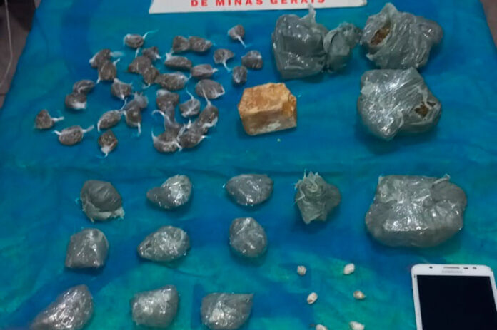 Jovem é preso com maconha e pedras de crack em JF
