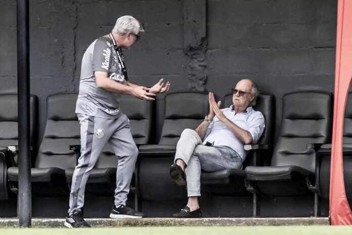 Mano Menezes manda indireta para Falcão e Santos