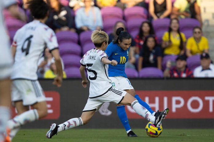 Marta celebra retorno após quase 11 meses e se emociona Marta celebra retorno após quase 11 meses e se emociona ao falar da lesão: "Sofri muito"