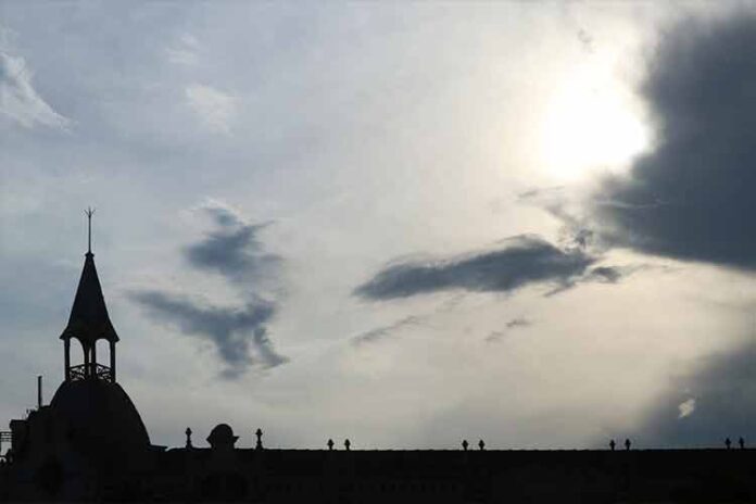 Forte chuva deixa bairros de Juiz de Fora sem energia Forte chuva deixa bairros de Juiz de Fora sem energia elétrica
