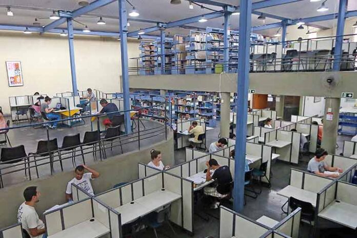 Leitores buscam conhecimento e silêncio em bibliotecas de JF