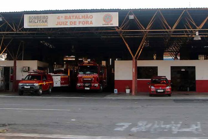 Ônibus pega fogo na Avenida Juiz de Fora