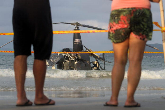 Helicóptero caiu em Canasvieiras, no Norte da Ilha, em janeiro de 2022. Três pessoas estavam no veículo e sofreram ferimentos leves – Foto: Leo Munhoz/ND