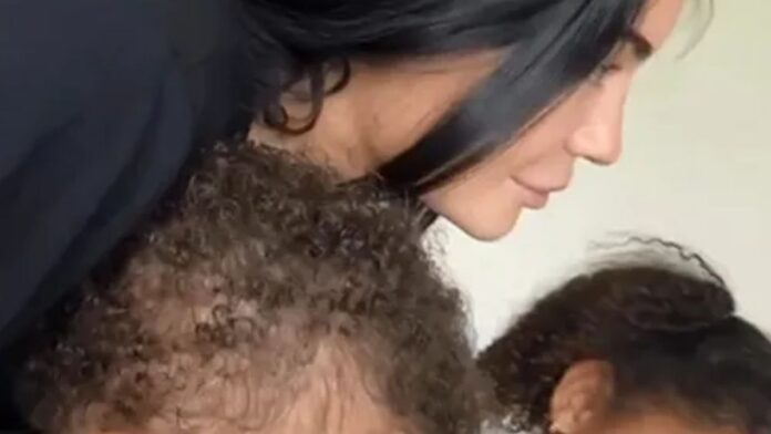 Kylie Jenner compartilha vídeos ao lado dos filhos