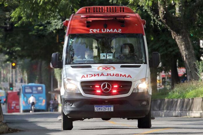 Acidente entre carro e moto na Avenida Brasil deixa dois feridos