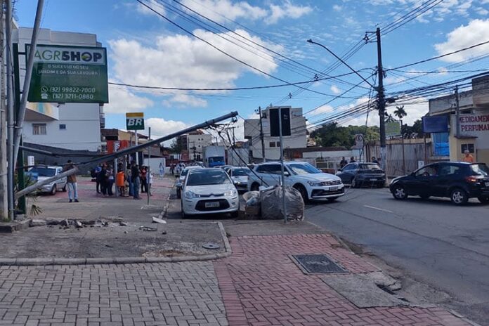 Carreta derruba poste no São Pedro e prejudica fornecimento de energia