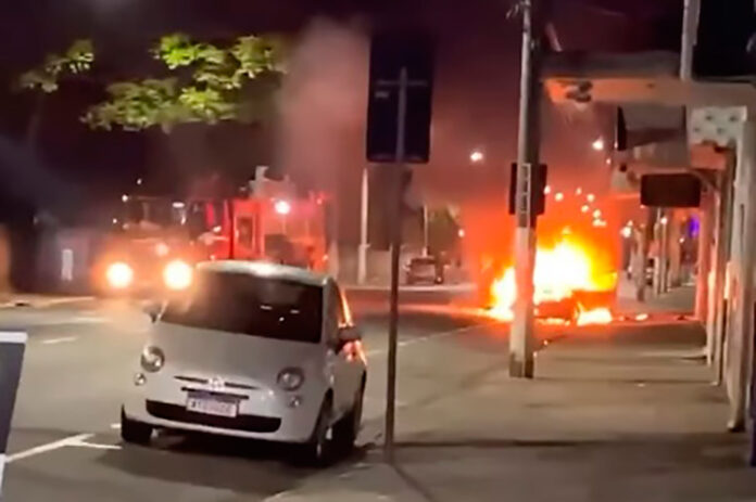 Carro pega fogo e assusta motorista na Avenida Francisco Bernardino