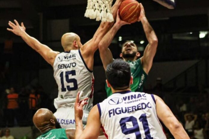 Com Fuzaro inspirado, Bauru despacha o So Jos na abertura dos playoffs do NBB :: ogol.com.br