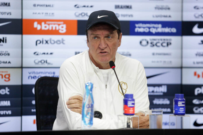 Saída de Cuca mostra que futebol precisa seguir transformação da sociedade, dizem especialistas - 27/04/2023 - Esporte