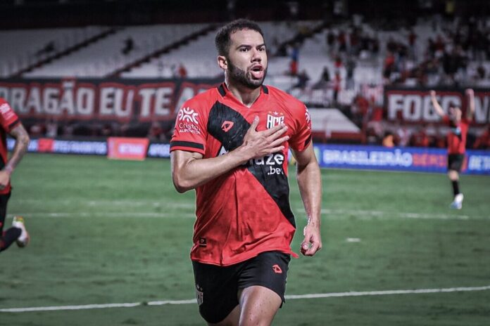 Atltico Goianiense marca nos minutos finais e derrota Chapecoense :: ogol.com.br
