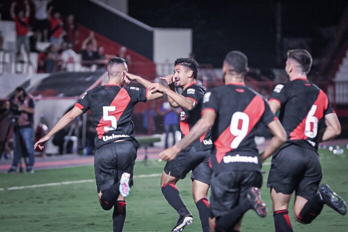 Atltico Goianiense supera expulso e vence o Londrina na Srie B :: ogol.com.br