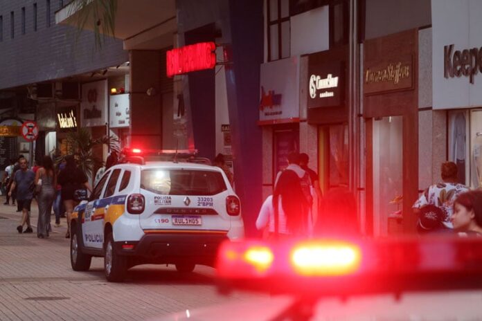 Celular roubado em loja de shopping no Centro foi parar no estado do Rio
