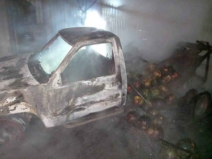 Chamas destroem caminhonete carregada com frutas em JF