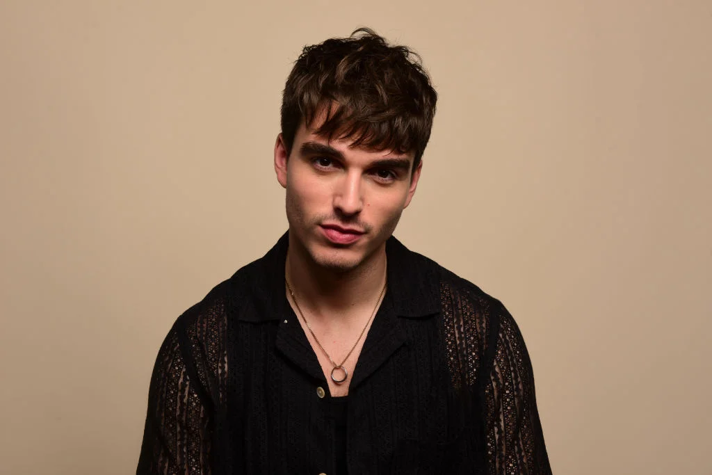 Corey R. George Conheça Corey Mylchreest, o Rei George de “Rainha Charlotte”, spin-off ...
