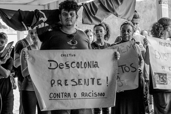DCE realiza ato em resposta a caso de racismo na UFJF