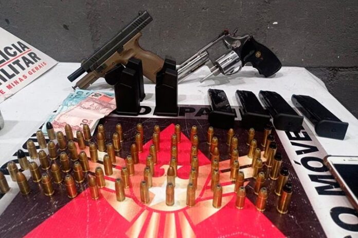 Dupla é presa com carros clonados, armas e drogas em Dupla é presa com carros clonados, armas e drogas em Juiz de Fora