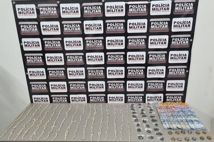 Homens são detidos com cerca de 500 pedras de crack Homens são detidos com cerca de 500 pedras de crack