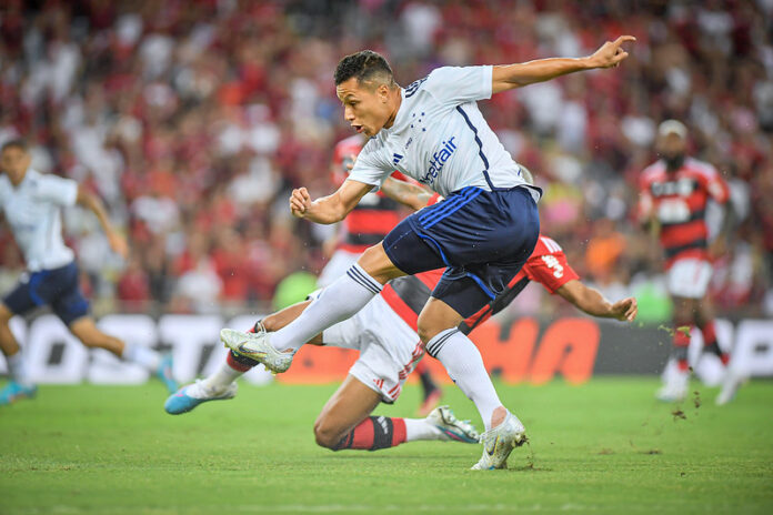 Marcação de pênalti polêmico irrita jogador do Cruzeiro