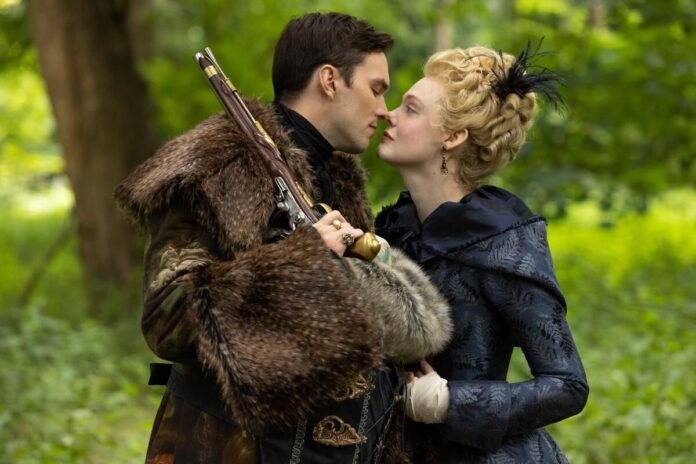 Elle Fanning imita pintura erótica para divulgar "The Great"